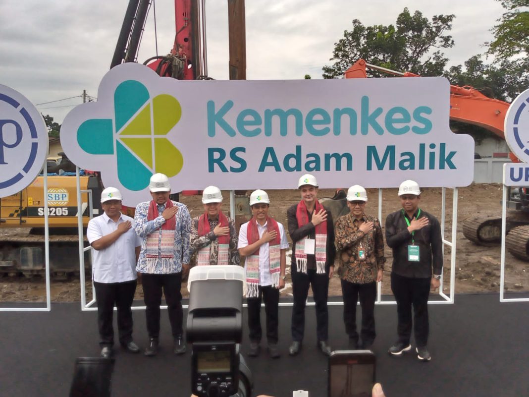 Groundbreaking Pusat Onkologi RS Adam Malik, Kamis (16/1/2025), dihadiri oleh Wakil Menteri Kesehatan RI, Pj Gubernur Sumut, dan Wali Kota Medan.