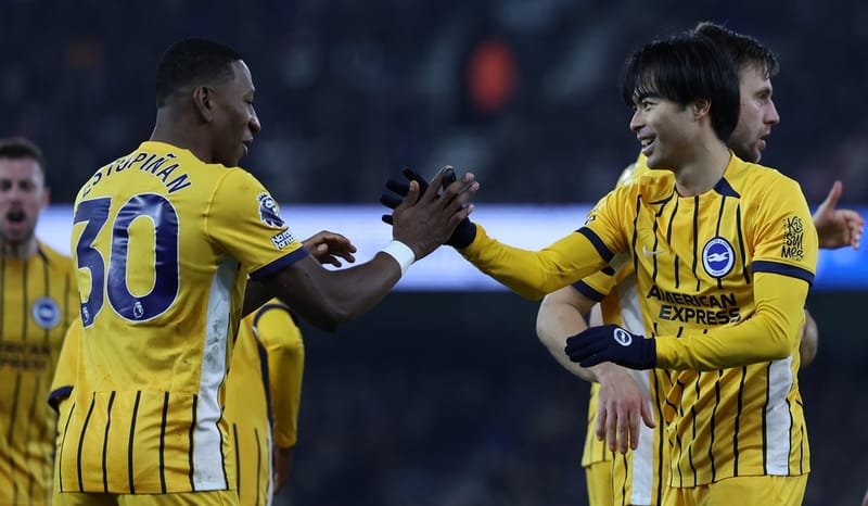 Pemain Brighton and Hove Albion Kaoru Mitoma (kanan) melakukan selebrasi usai mencetak gol ke gawang Ipswich Town di laga Liga Primer Inggris.