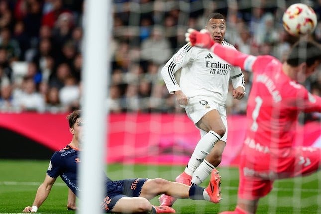 Kylian Mbappe mencetak gol dalam laga Copa del Rey antara Real Madrid vs Celta Vigo, Jumat (17/1/2025).