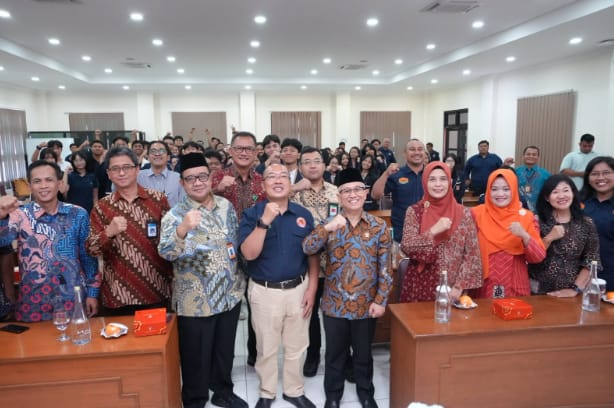 Wamendikdasmen Atip Latipulhayat berdialog dengan siswa SMA BOKPRI 1 Yogyakarta dalam kunjungan kerjanya, memberikan motivasi untuk pengembangan potensi diri.