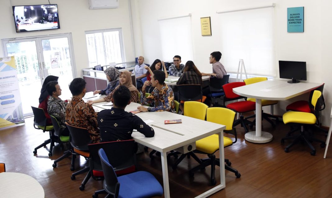 Suasana diskusi mahasiswa manajemen di Laboratorium BIDER UPER.