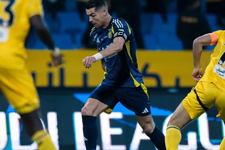 Cristiano Ronaldo, pemain Al Nassr ditahan imbang Al Taawoun.