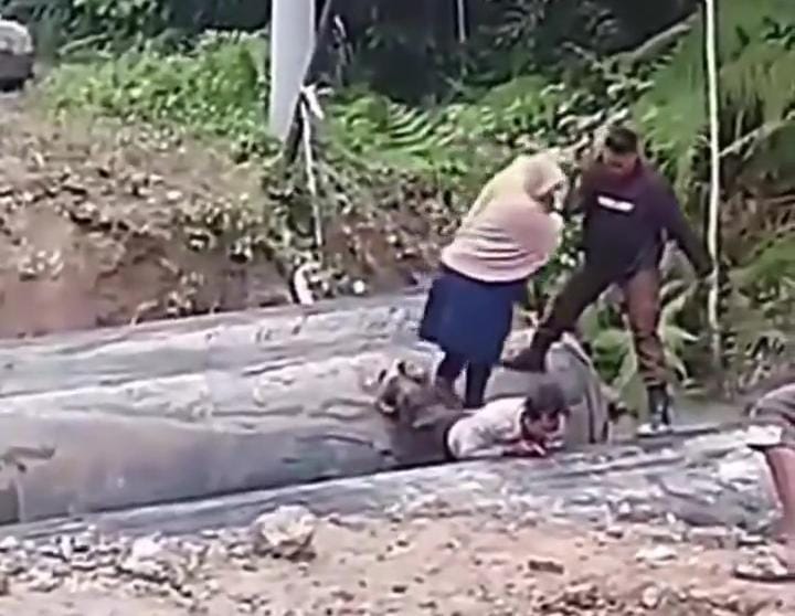 Bripka Abdul Syahid menunjukkan aksi heroik dengan menjadi jembatan hidup bagi seorang ibu dan anak yang terjebak akibat longsor di Kecamatan Sekongkang, Sumbawa Barat.