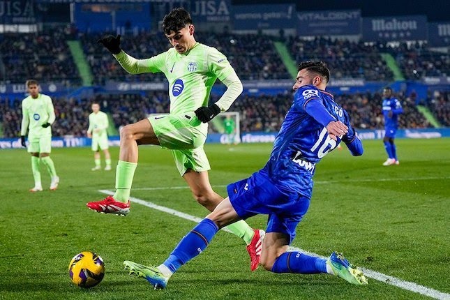 Aksi Pedri mengamankan bola di laga Getafe vs Barcelona, La Liga 2024/2025.