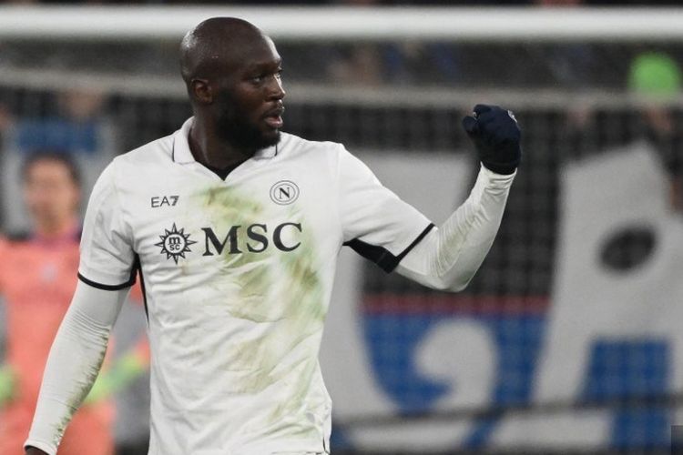 Penyerang Napoli Romelu Lukaku melakukan selebrasi setelah mencetak gol ketiga bagi timnya pada laga Serie A Italia antara Atalanta dan Napoli di Stadion Atleti Azzurri d'Italia di Bergamo, Minggu (19/1/2025) dini hari WIB.