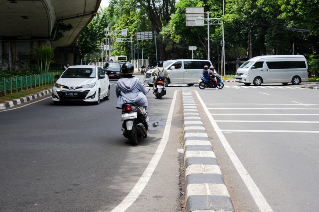 Ilustrasi Pengendara Motor Lawan Arus Lalin.