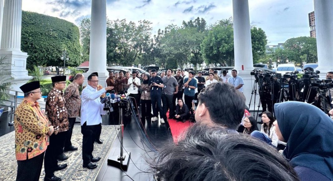 Mendagri Tito Karnavian memberikan keterangan pers terkait program makan bergizi gratis di Kompleks Istana Kepresidenan, Jakarta, Jumat (17/1/2025).