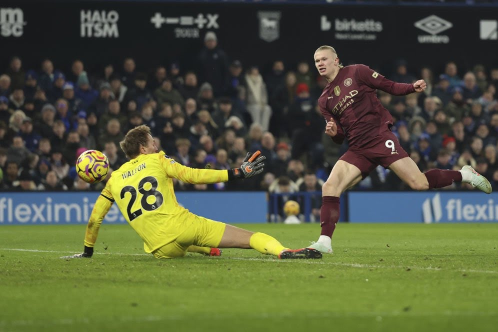 Erling Haaland mencetak gol di laga Ipswich Town vs Manchester City di Portman Road, Minggu (19/1/2025).