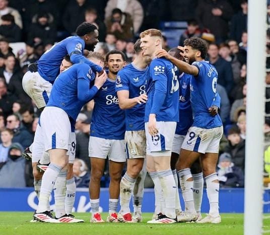 Para pemain Everton melakukan selebrasi usai mencetak gol ke gawang Tottenham Hotspur di laga Liga Primer Inggris.