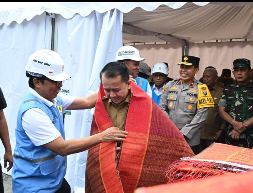 General Manager PLN UIP Sumbagut, Hening Kyat Pamungkas mengulosi Pj Gubernur Sumatera Utara Dr Drs Agus Fatoni MSi pada peresmian PLTA Asahan 3 di Desa Meranti Utara, Kec Pintu Pohan Meranti, Kabupaten Toba, Sumatera Utara, Senin (20/1/2025). (Dok/PLN)