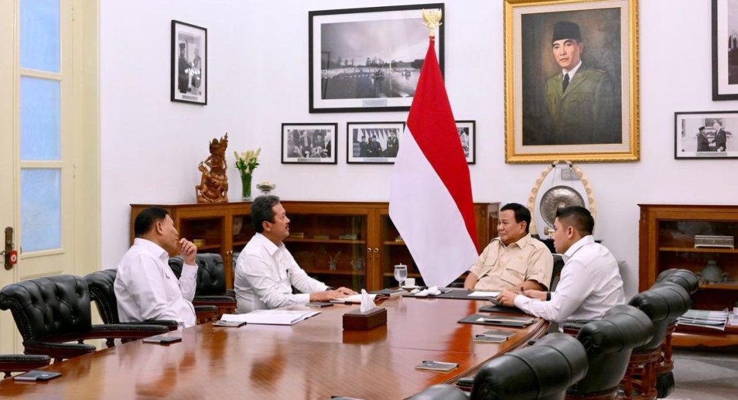 Presiden Prabowo Subianto memanggil Menteri Kelautan dan Perikanan (KKP) Sakti Wahyu Trenggono dan Wakil Menteri KKP Didit Herdiawan di Istana Merdeka, Jakarta, pada Senin (20/1/2025).