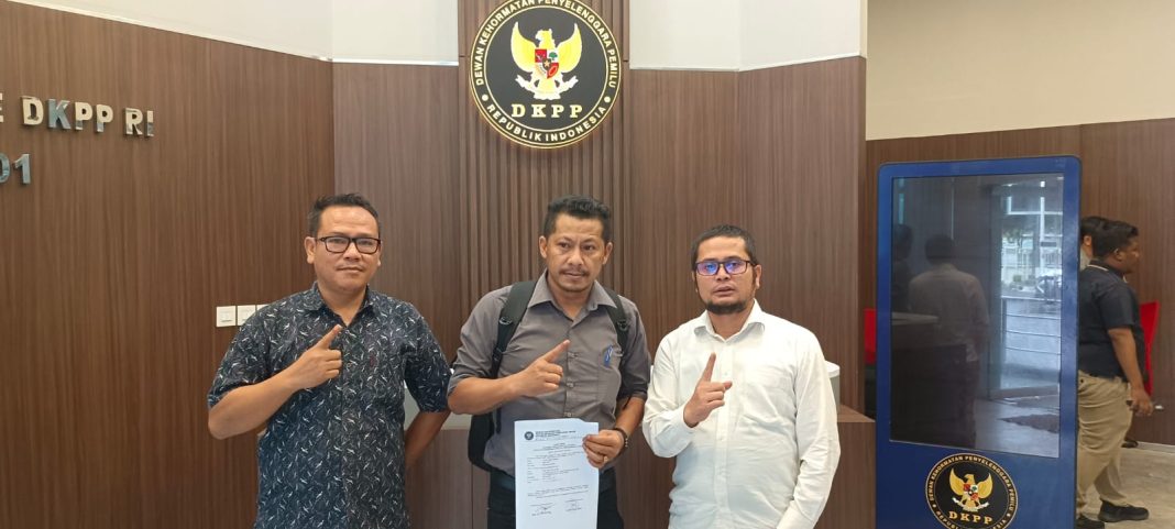 Rudi Zainal Sihombing dan rekan saat melaporkan Komisioner KPU Taput ke Dewan Kehormatan Penyelenggara Pemilihan Umum RI di Jakarta, Senin (21/1/2025).