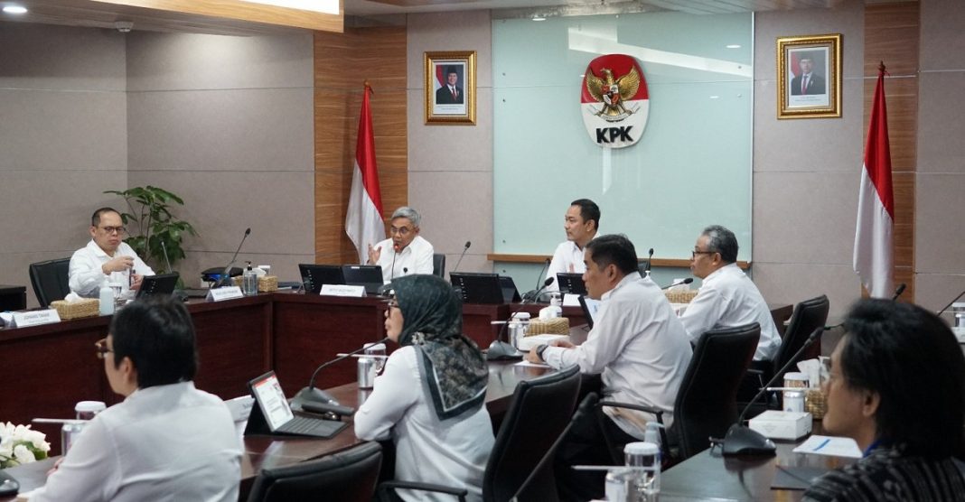 Rapat koordinasi KPK dan LKPP membahas strategi pencegahan korupsi dalam pengadaan barang/jasa di Gedung Merah Putih KPK, Jakarta, Senin (20/1/2025).