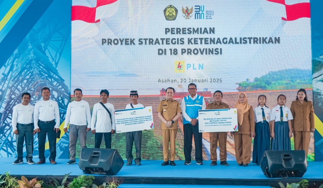 Bersyukur PLTA Asahan 3 resmi beroperasi, PLN dan YBM menyerahkan bantuan ke warga sekitar dan foto bersama, Senin (20/1/2025). (Dok/PLN)