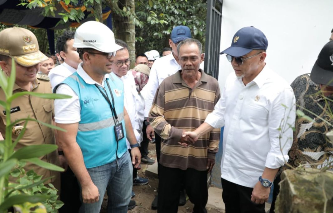 Sebagai perwakilan PLN, Senior Manager Niaga & Manajemen Pelanggan, Donny Adriansyah menyambut hangat kunjungan kerja Menko Bidang Pangan Dr (HC) Zulkifli Hasan SE MM. (Dok/PLN)