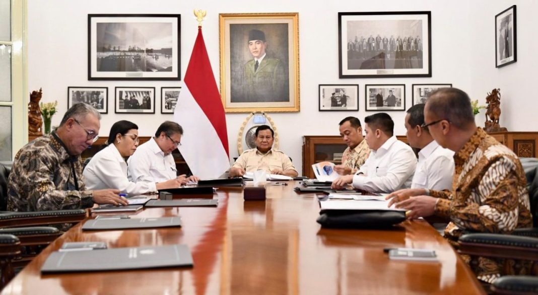 Presiden Prabowo Subianto beserta jajarannya melakukan rapat terbatas pada, Selasa (21/1/2025), di Istana Merdeka, Jakarta, dengan pembahasan mengenai kebijakan terkait devisa hasil ekspor (DHE).