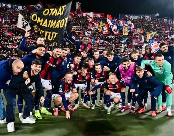 Para pemain Bologna melakukan selebrasi usai menang atas Borussia Dortmund di laga Liga Champions.