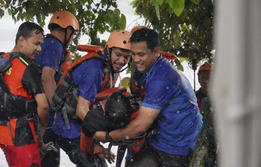 Salah satu simulasi evakuasi korban bencana banjir. (Dok/ PLN)