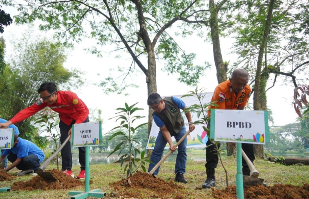 VP HTD Area 1 PLN Purnamajati (tengah) bersama Basarnas dan BPBD serta melakukan penanaman pohon di Taman Cadika Johor pada Rabu (22/01/2025). (Dok/PLN)