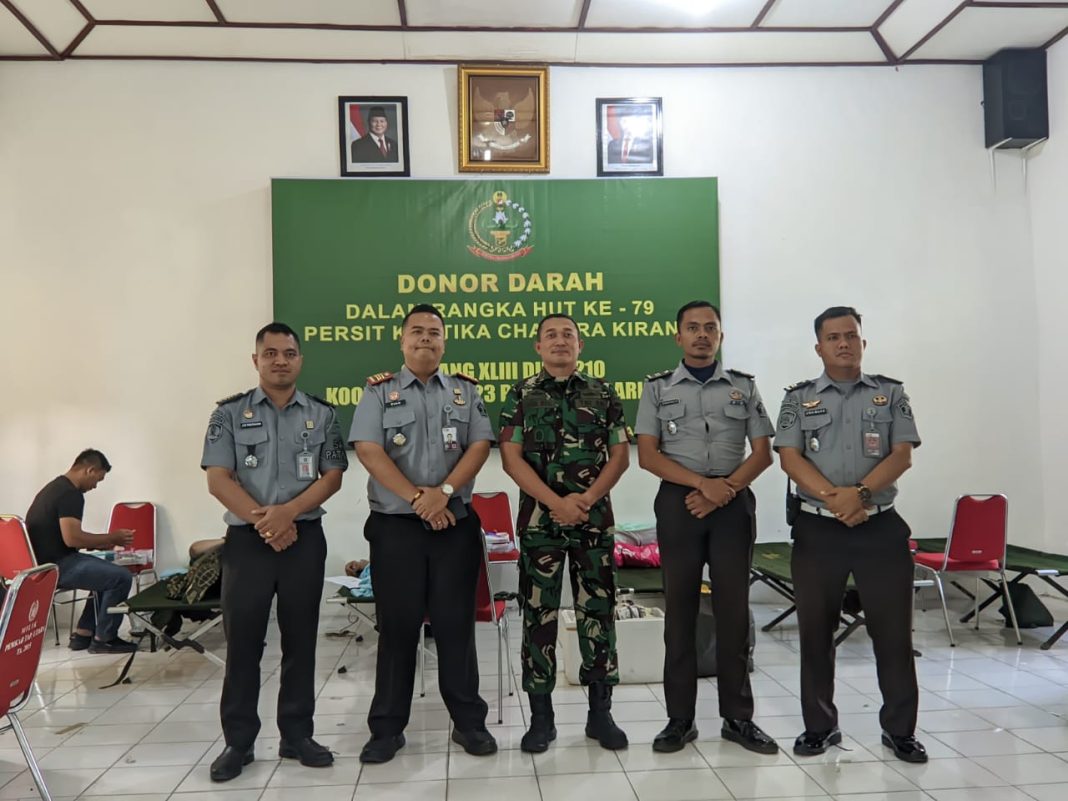 Dandim 0210 TU Letkol Inf Saiful Rizal foto bersama dengan Kepala Rutan Tarutung Evan Yudha Putra Sembiring, Kepala Kesatuan Pengamanan Rutan James Bond Naibaho, Kasubsi Pengelolaan Mian Halomoan Ronald Simarmata dan Kasubsi Pelayanan Tahanan Jonias B Pakpahan pada kegiatan donor darah di Kodim 0210 TU dalam HUT ke-79 Persit KCK tahun 2025. (Dok/KPR Rutan Tarutung)