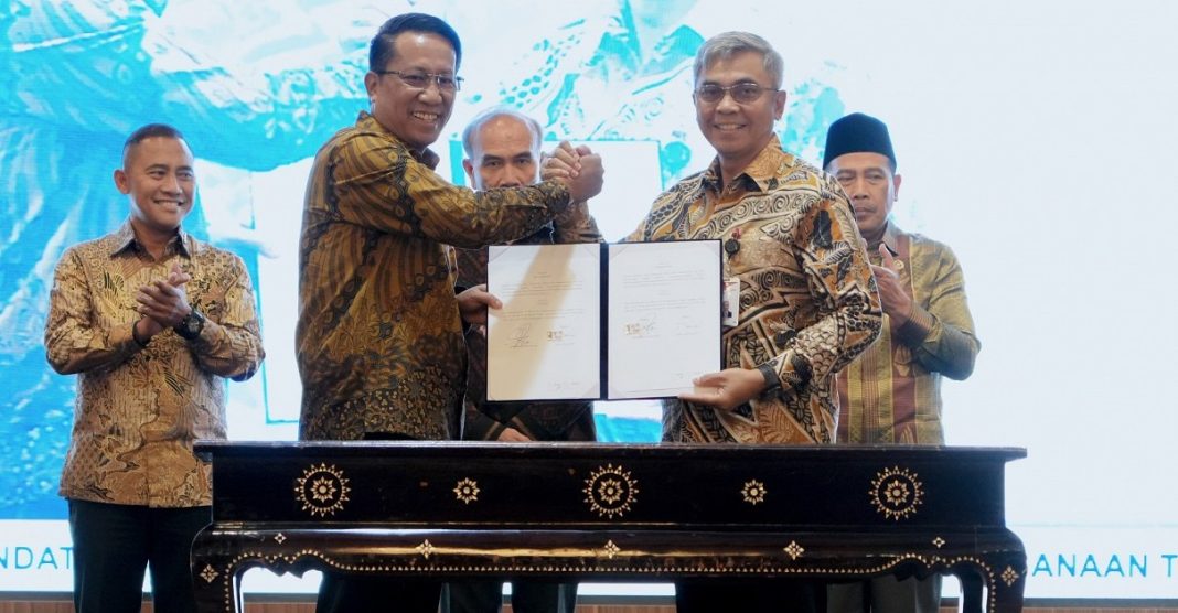 Ketua KPK Setyo Budiyanto dan Menteri Hukum Supratman Andi Agtas menandatangani MoU kerja sama pemberantasan korupsi di Graha Pengayoman, Jakarta, Jumat (24/01/2025).