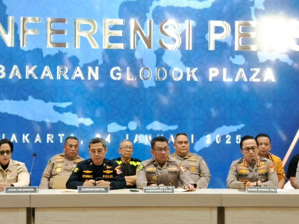 Kabid Humas Polda Metro Jaya Kombes Pol Ade Ary Syam Indradi memberikan keterangan pers terkait proses identifikasi korban kebakaran di Glodok Plaza, Sabtu (25/01/2025).