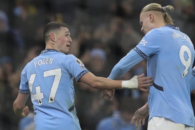 Phil Foden merayakan gol bersama Erling Haaland dalam laga Premier League antara Manchester City vs Chelsea, Minggu (26/1/2025).