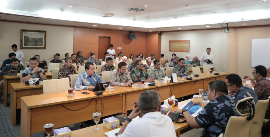 Rapat Komisi D DPRD Sumatera Utara dalam rangka dengar pendapat bersama Instansi Pemerintah dan BUMN. Diantaranya hadir Jajaran Manajemen PLN dalam kegiatan tersebut, di Ruang Rapat Banggar DPRD Sumut lantai 2, Selasa (21/1/2025). (Dok/PLN)