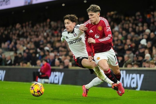 Duel Harry Wilson dan Alejandro Garnacho dalam laga Premier League antara Fulham vs Manchester United, Senin (27/1/2025).