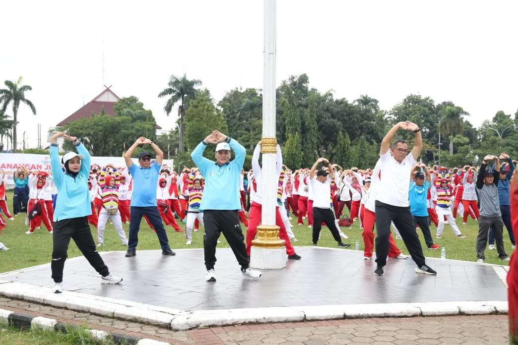 Pj Bupati Bogor Bachril Bakri secara resmi meluncurkan program Jumat Jantung Sehat yang dilaksanakan di Lapangan Tegar Beriman, Kabupaten Bogor, Jumat (17/1/2025). (Dok/Kominfo Kabupaten Bogor)