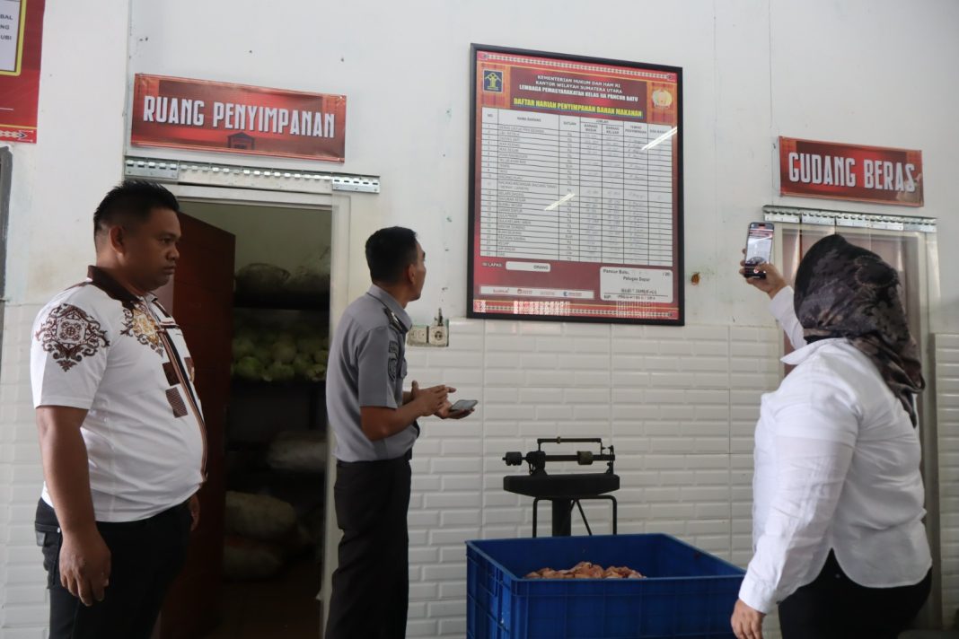 Direktur Perawatan Kesehatan dan Rehabilitasi Ditjen Pemasyarakatan, Dr dr Adhayani Lubis SpKj MKM, meninjau dapur Lapas Kelas IIA Pancurbatu bersama Kepala Lapas, Tribowo, Senin (27/01/2025).