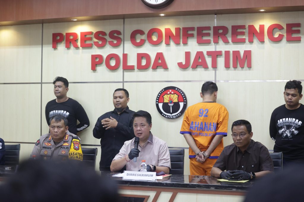 Dirreskrimum Polda Jatim, Kombes Pol Farman SH SIK MH, memberikan keterangan dalam konferensi pers terkait pengungkapan kasus pembunuhan berencana dan mutilasi di Ngawi.