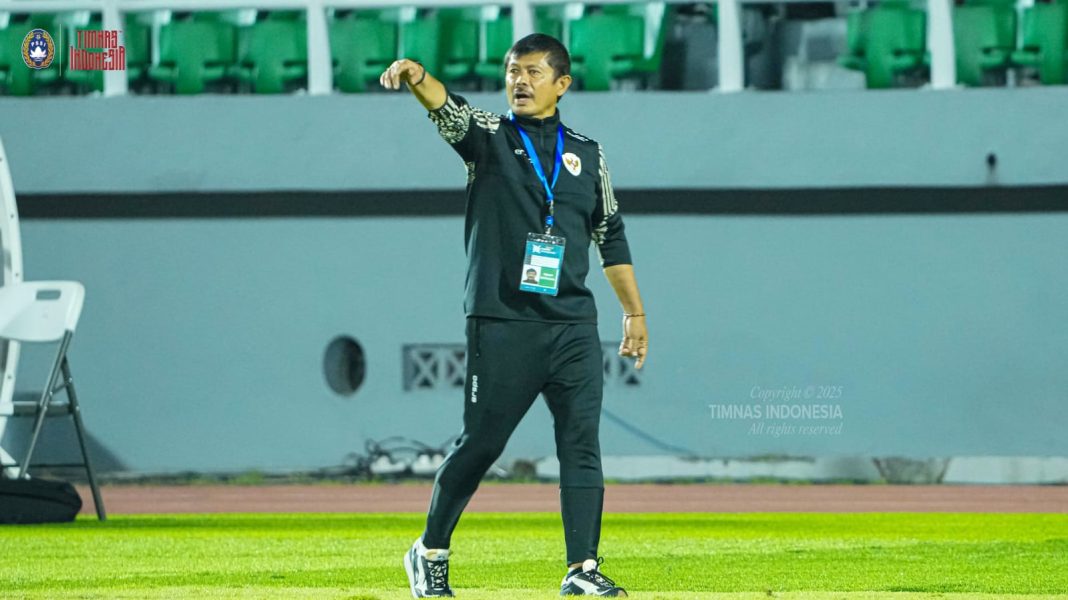 Pelatih Timnas Indonesia U-20, Indra Sjafri, memantau jalannya pertandingan melawan Suriah di Stadion Gelora Delta.