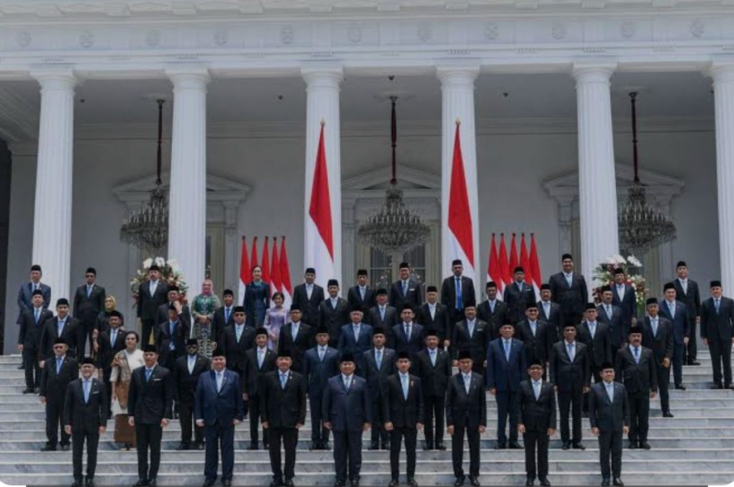 Presiden Prabowo Subianto saat memberikan arahan kepada kabinetnya dalam rapat kerja pada Rabu (29/1/2025), setelah hasil survei menunjukkan tingkat kepuasan publik yang tinggi terhadap kinerja pemerintah dalam 100 hari pertama masa kerja.