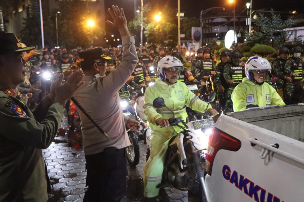 Kapolrestabes Medan Kombes Pol Gidion Arif Setyawan melepas seratusan personel Patroli Skala Besar untuk mensukseskan dan mengamankan Malam Tahun Baru Imlek 2576 di Medan, Selasa (28/1/2025). (Dok/Polrestabes Medan)