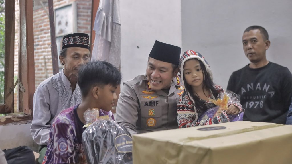 Kapolres Blitar AKBP Arif Fazlurrahman memberikan layanan trauma healing kepada keluarga korban kasus mutilasi, Senin (27/1/2025).