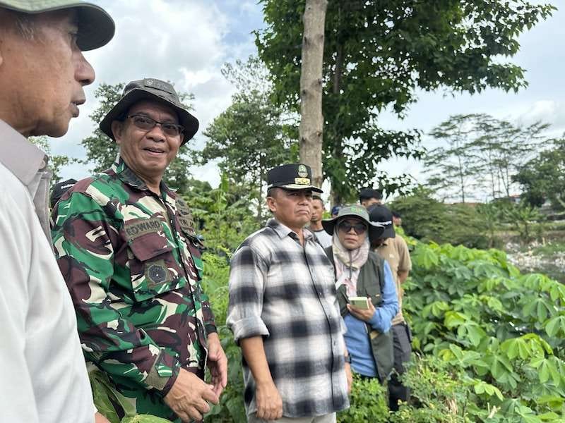 Sekda Jabar Herman Suryatman memantau langsung proses pembersihan sampah di kawasan Oxbow Cicukang, Desa Mekarrahayu, Kecamatan Margaasih, Kabupaten Bandung, pada Selasa (28/1/2025).