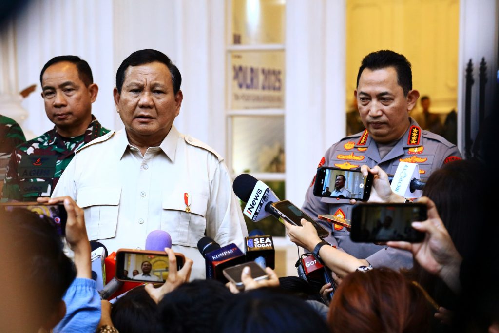 Presiden Prabowo Subianto didampingi pejabat tinggi TNI-Polri dalam Rapim 2025, membahas strategi keamanan nasional.