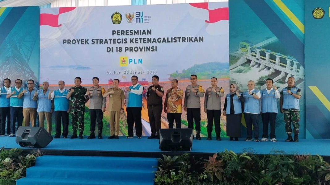 Suasana peresmian PLTA Asahan 3 di Kuala Tanjung Sumut, Senin (20/1/2025), hadir Pj Gubsu Agus Fathoni dan petinggi PLN, serta undangan. (Dok/PLN)