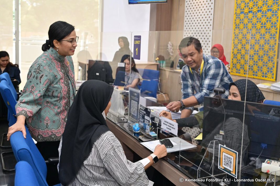 Menteri Keuangan Sri Mulyani Indrawati melakukan kunjungan kerja ke Kantor Pelayanan Pajak di Jakarta, Kamis (23/1/2025). (Dok/Kemenkeu)