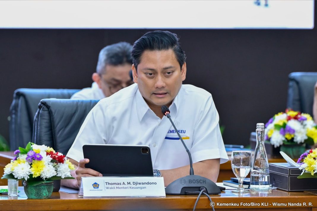 Wamenkeu Thomas A M Djiwandono saat memberikan penjelasan terkait defisit APBN 2024 yang berhasil dijaga di level 2,29% PDB dalam Konferensi Pers APBN Kita, Senin (6/1/2025). (Dok/Kemenkeu)