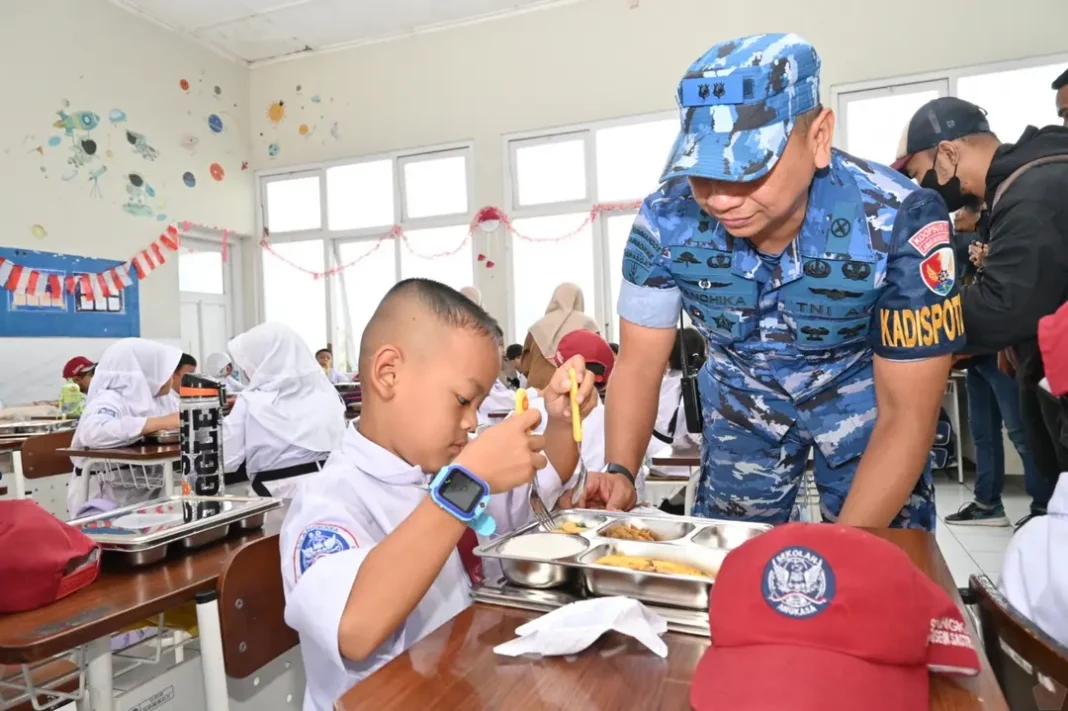 Komandan Lanud Husein Sastranegara Kolonel Pnb Alfian SE MHan bersama Ketua PIA Ardhya Garini Cabang 4/D.I meninjau program makanan bergizi untuk pelajar di Kecamatan Cicendo, Senin (6/1/2025). (Dok/TNI AU)