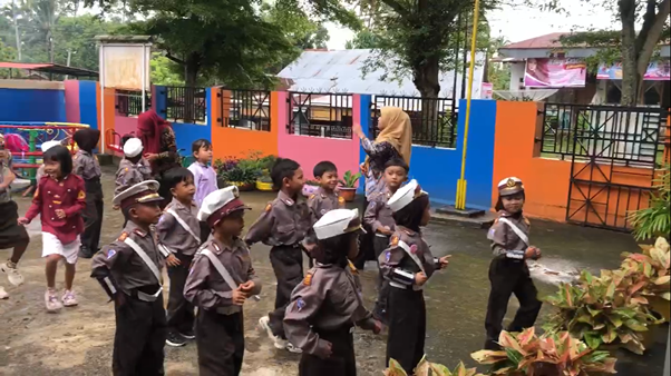 Anak-anak TK Kemala Bhayangkari 13 Batusangkar dengan penuh semangat mengikuti Senam Anak Indonesia Hebat pada Senin (20/1/2025). (Dok/Kemendikdasmen)