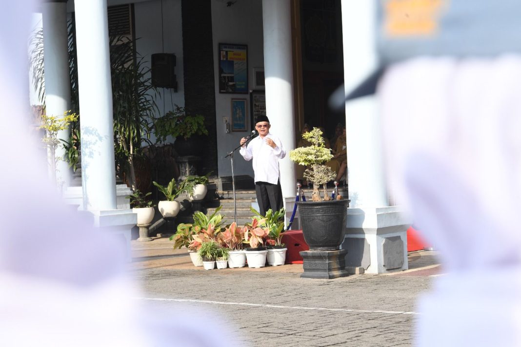 Menteri Pendidikan Dasar dan Menengah, Abdul Mu'ti, memimpin upacara sekaligus memperkenalkan dua kebijakan baru, 