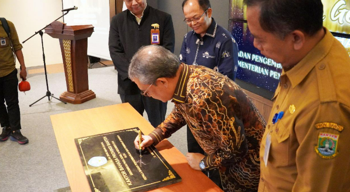 Kepala Badan Bahasa, E Aminudin Aziz, meresmikan Gedung Kantor Bahasa Provinsi Banten di Serang, Senin (30/12/2024). (Dok/Kemendikdasmen)