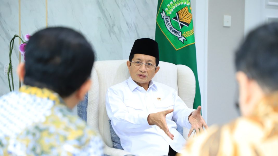 Menteri Agama Nasaruddin Umar saat berdiskusi dengan jajarannya membahas persiapan program Ramadan Menyenangkan dan Menenangkan di Jakarta, Kamis (27/2/2025). (Dok/Kemenag