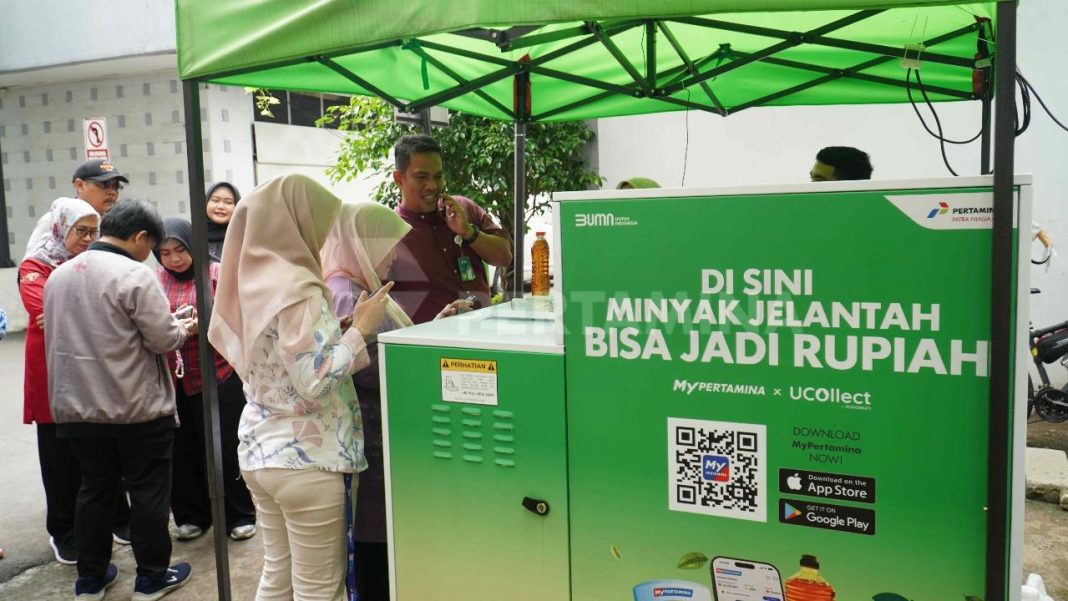 Masyarakat melakukan transaksi penukaran minyak jelantah di Vending Machine UCO dalam kegiatan edukasi pengelolaan limbah yang diadakan IHC di RSPP, Jakarta. (Dok/Pertamina)