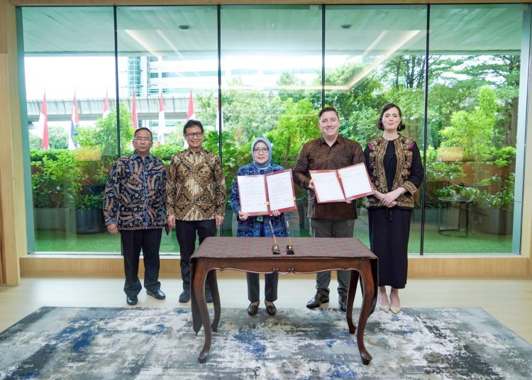 Perwakilan Kemenkes RI dan Qure.ai berfoto usai penandatanganan MoU pemanfaatan AI untuk deteksi dini Tuberkulosis (TB) melalui pencitraan sinar-X dada di Jakarta.