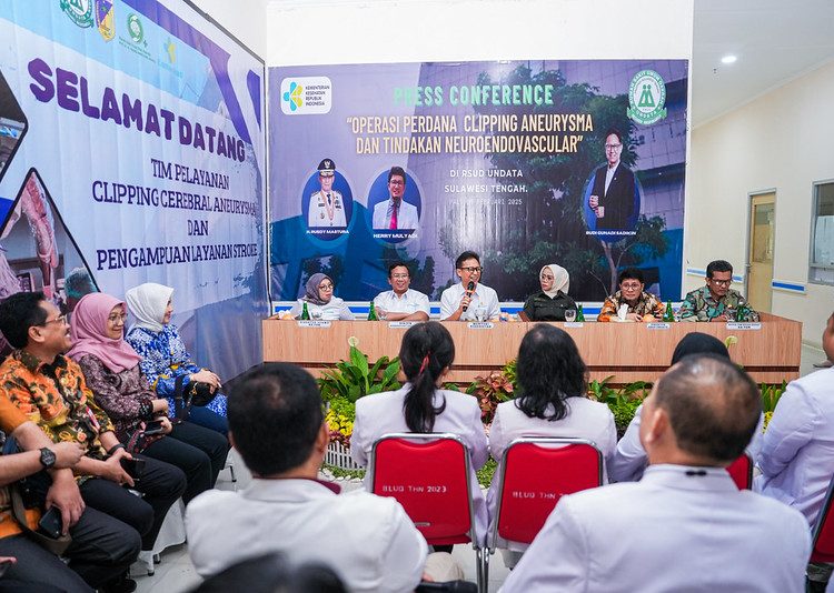 Menkes Budi G Sadikin saat konferensi pers di RSUD Undata Palu usai operasi perdana Clipping Aneurysma dan tindakan neuroendovaskular, menandai kemajuan layanan stroke di Sulawesi Tengah. (Dok/Kemenkes)