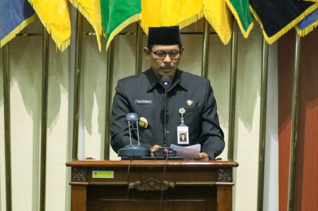 Penjabat Gubernur Jawa Tengah, Nana Sudjana, menyampaikan Pendapat Akhir Gubernur dalam Rapat Paripurna DPRD Jateng terkait persetujuan Raperda Pemberdayaan Koperasi dan Usaha Kecil, di Gedung Berlian, Jumat (7/2/2025). (Dok/Humas Jateng)